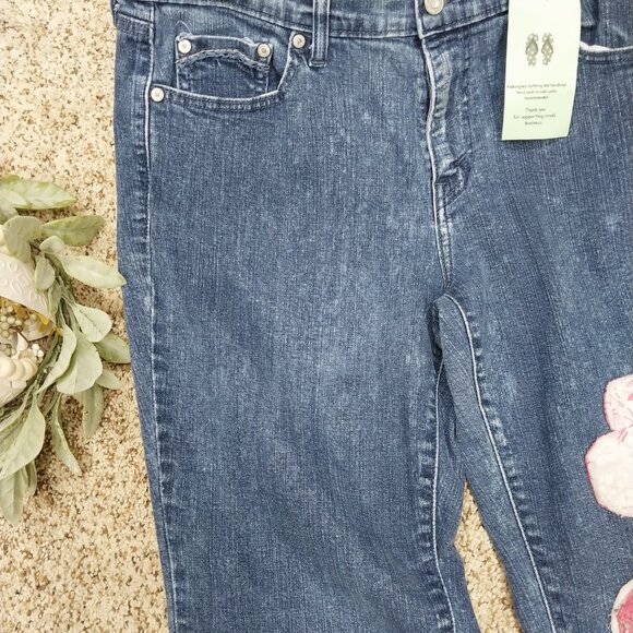 37855 Size 12 Upcycled Levi't Appliqued With Quilted Flower Trim. - Picture 4 of 7